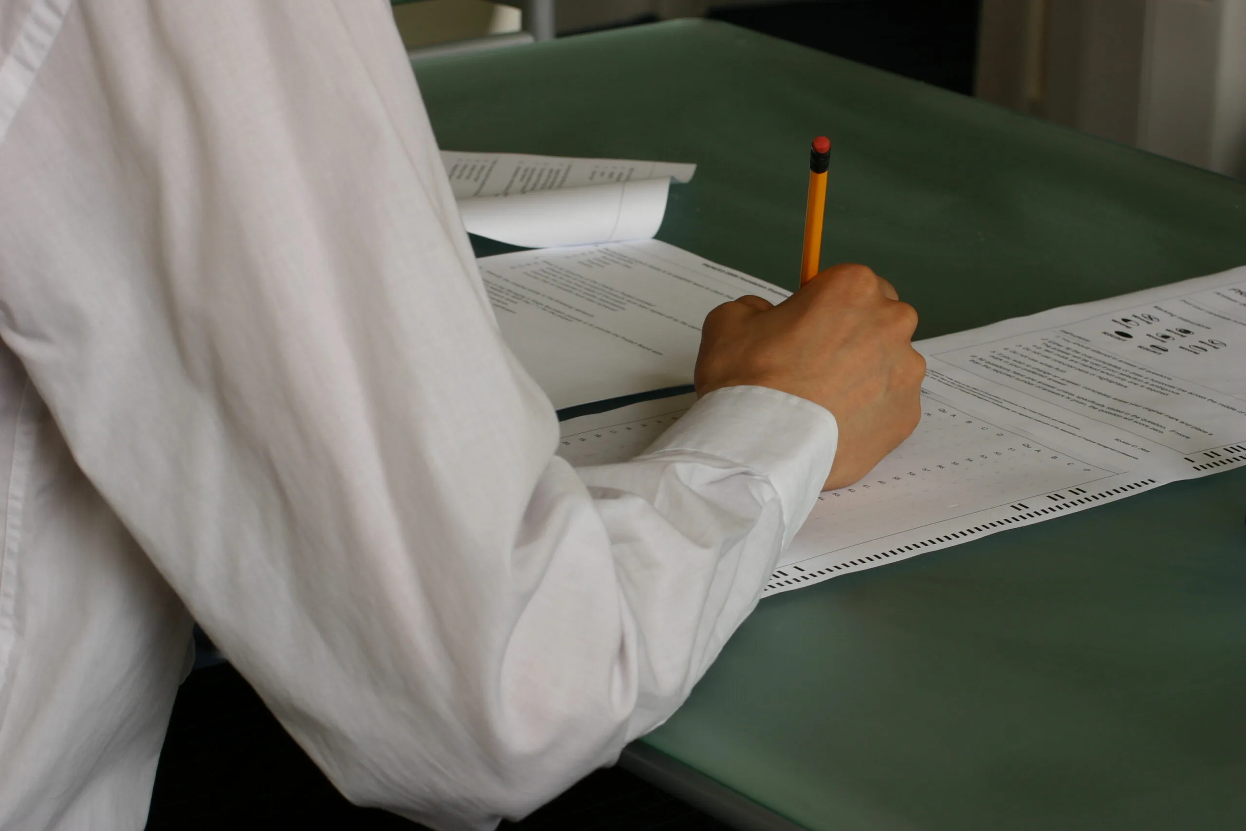 Persoană care completează un examen scris